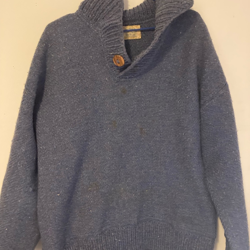 Hand knitted wool sweater. Perfect for winter outings fits large. RARE VINTAGE